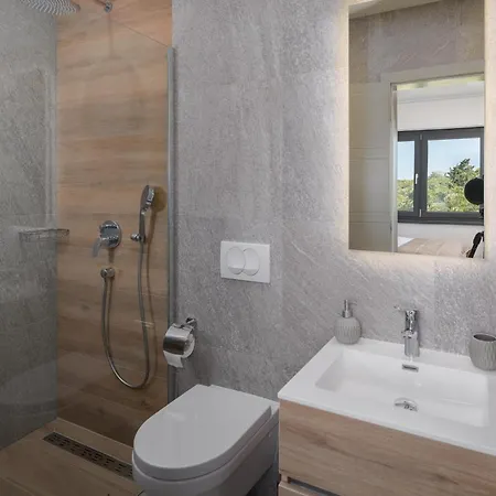 Beautiful In With Jacuzzi Vikendica *